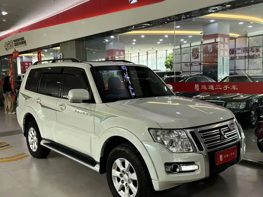 MITSUBISHI PAJERO