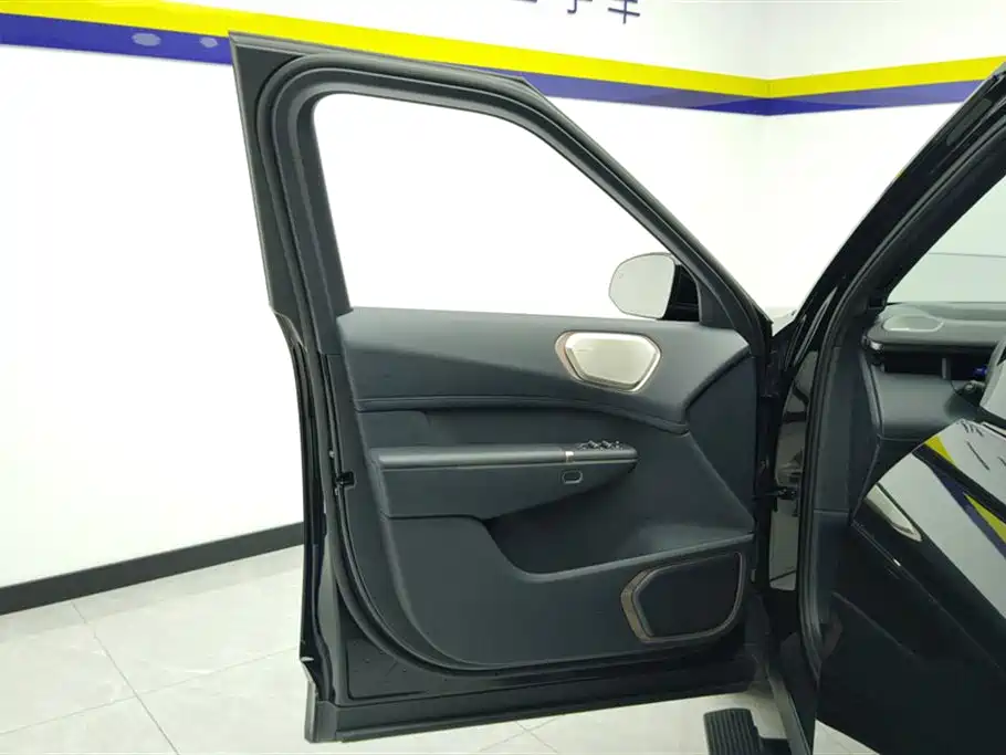 Lynk & Co 900 2025 1.5T Ultra 6 мест