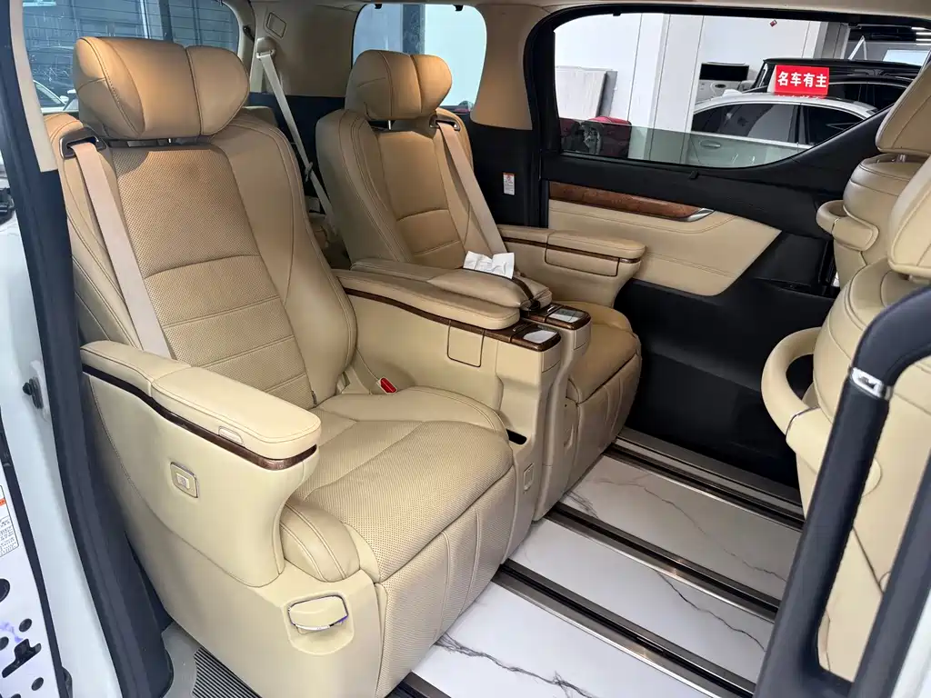 Toyota Alphard — миниатюра 7