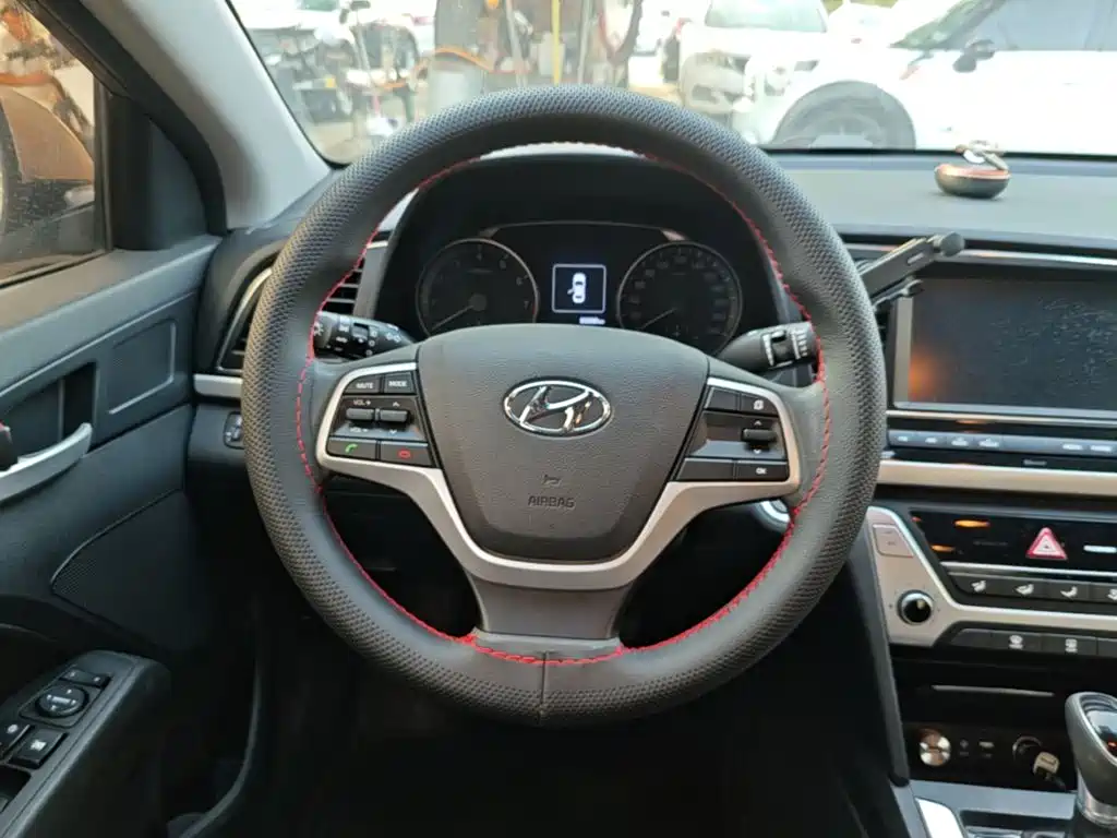 Hyundai Elantra — миниатюра 11