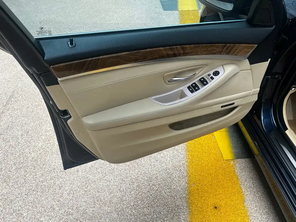BMW 5 Series — миниатюра 7