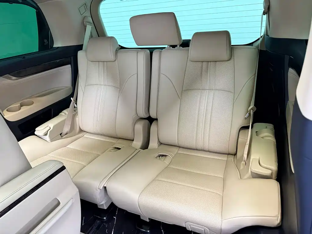 Toyota Alphard — миниатюра 3