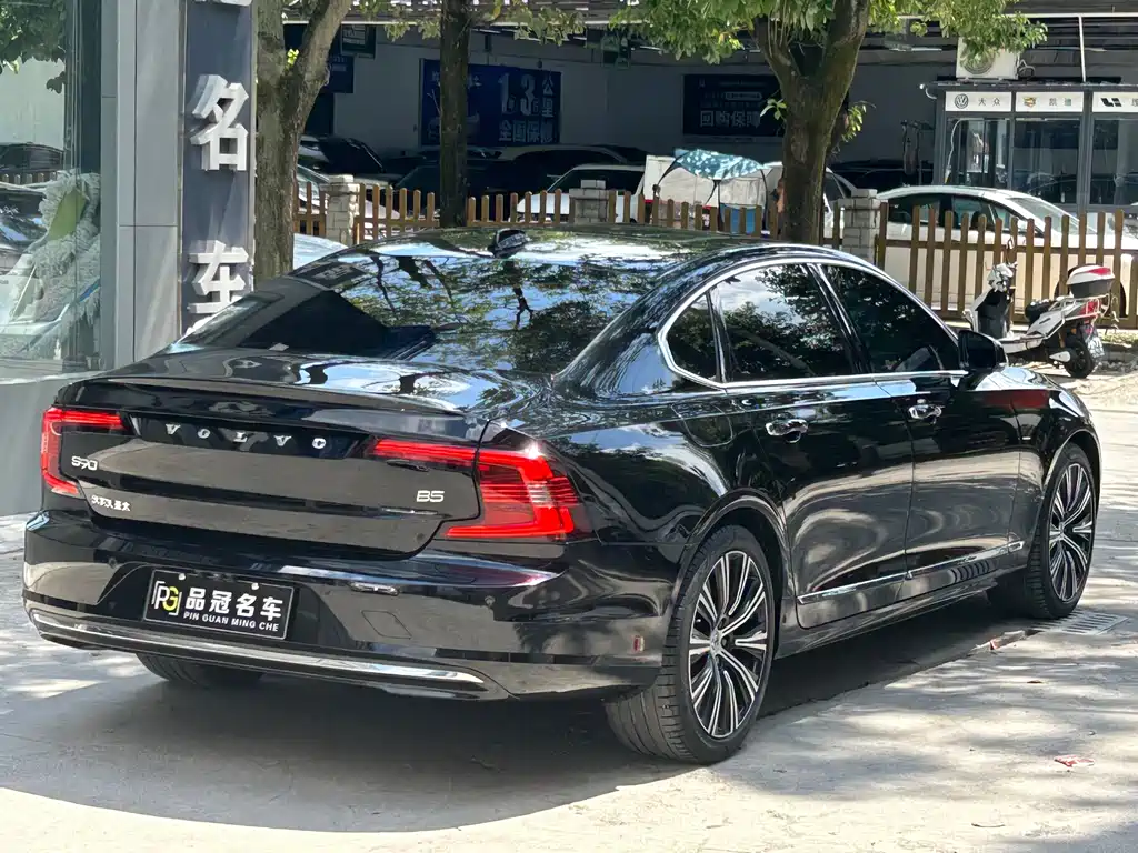VOLVO S90