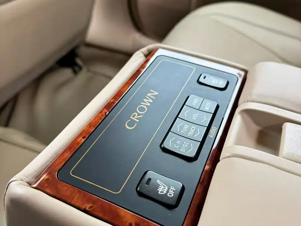 Toyota Crown — миниатюра 7