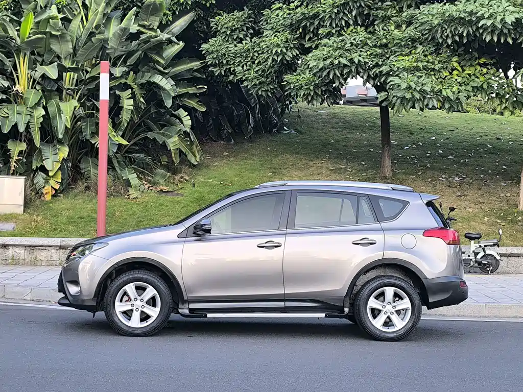 Toyota RAV4 — миниатюра 7
