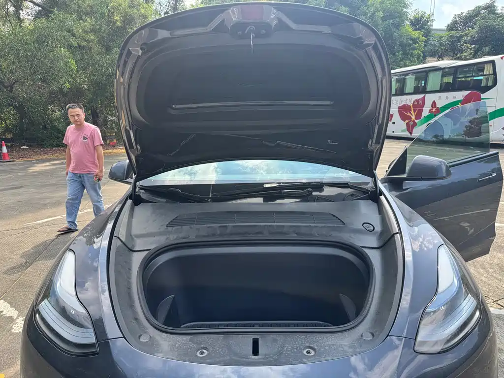 Tesla Model Y — миниатюра 15