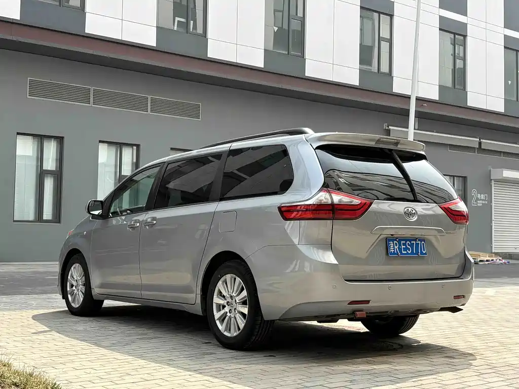 Toyota Sienna — миниатюра 7