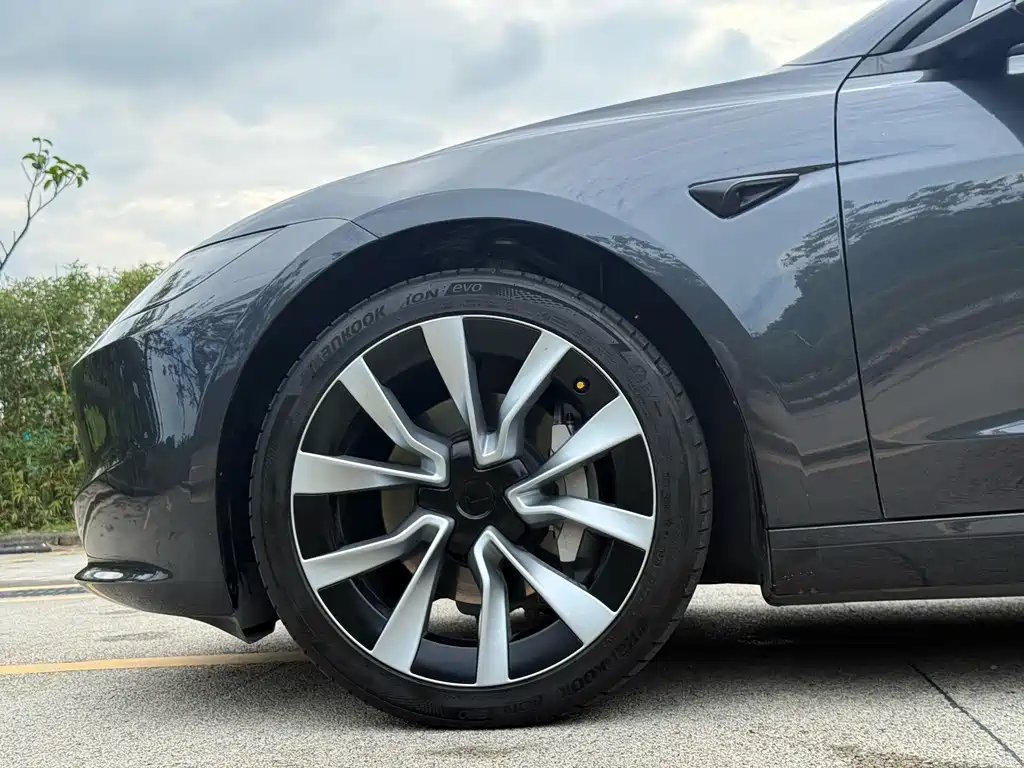 Tesla Model 3 — миниатюра 12