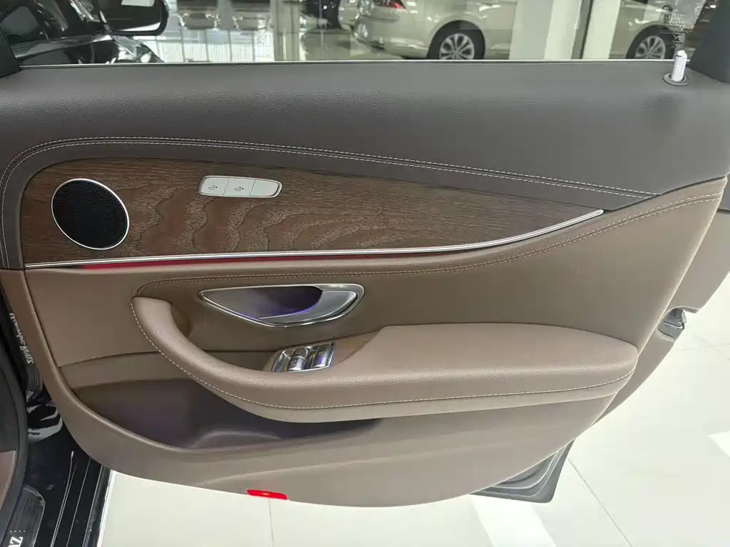 Mercedes-Benz E-Class — миниатюра 19