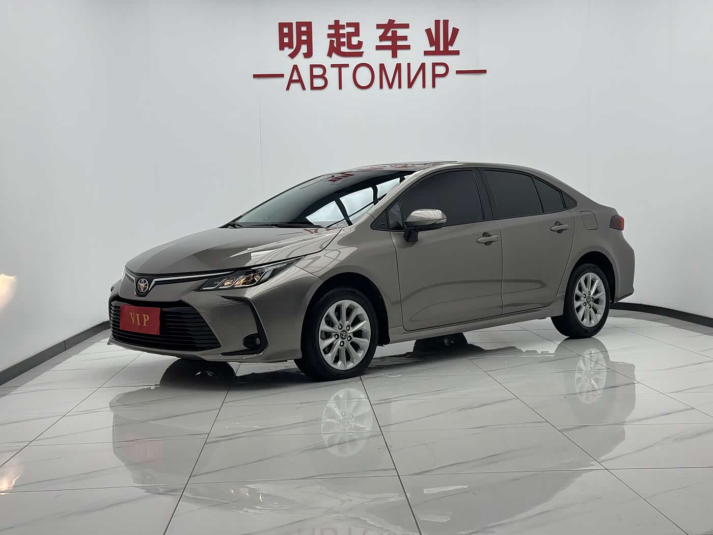 Toyota Corolla 1.2 л 2023 г. Серебристо-серый, пробег 13000 км