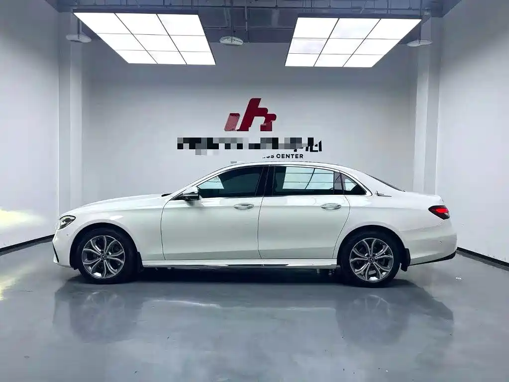 Mercedes-Benz E-Class — миниатюра 8
