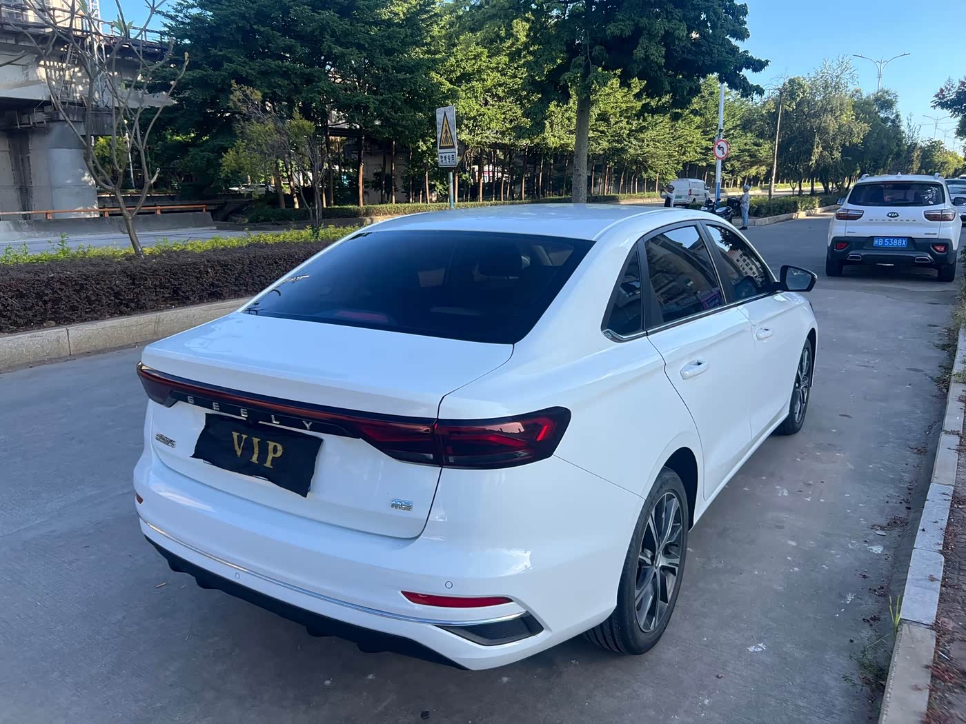 Geely Emgrand 1.5 л 2022 г. Белый, пробег 20000 км