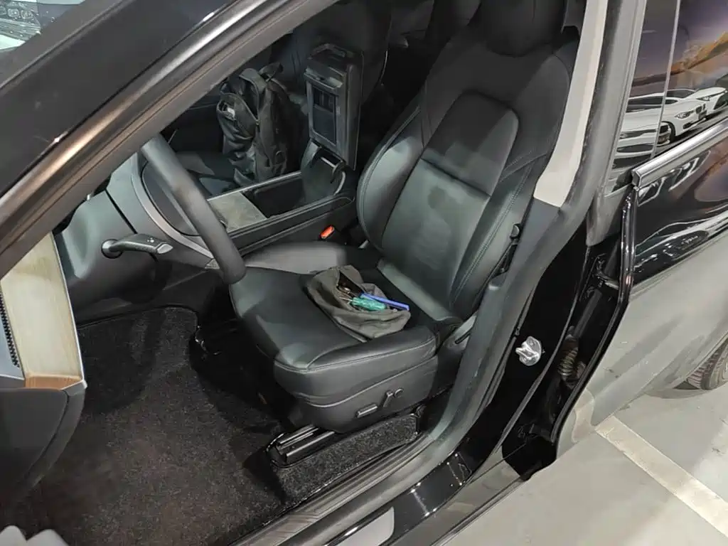 Tesla Model Y — миниатюра 15