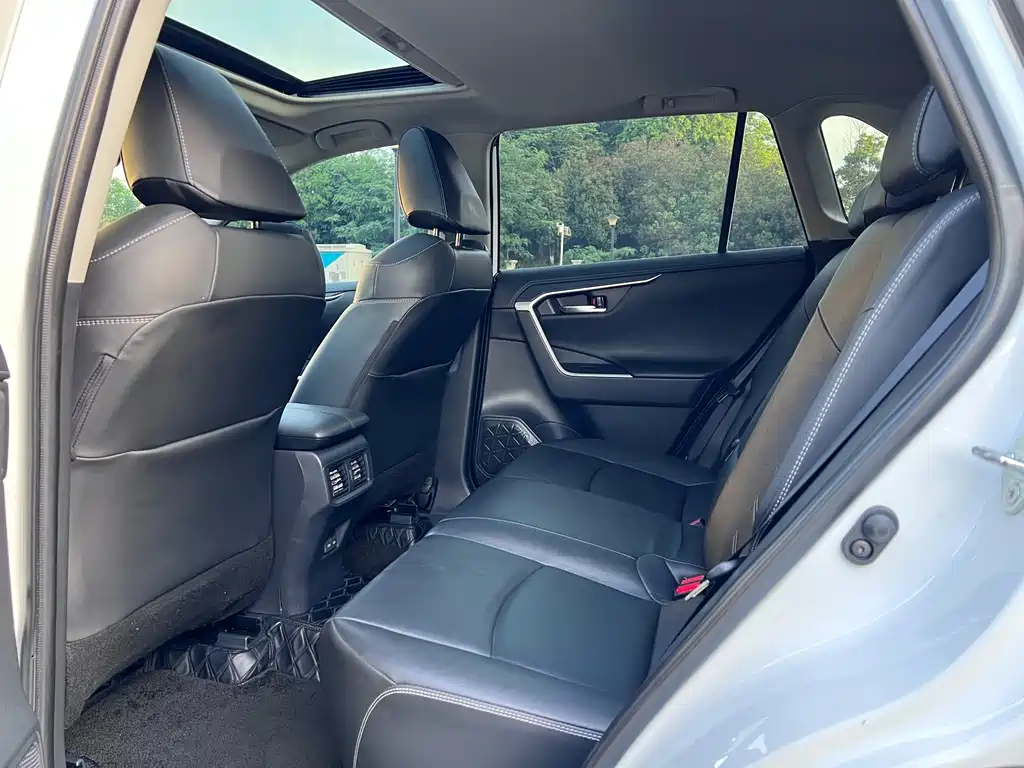 Toyota RAV4 — миниатюра 7
