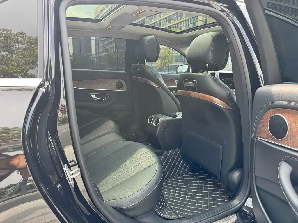 Mercedes-Benz E-Class — миниатюра 13
