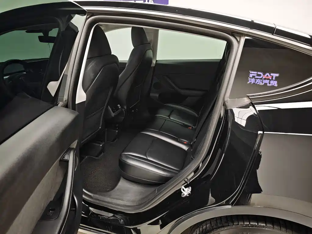 Tesla Model Y — миниатюра 15