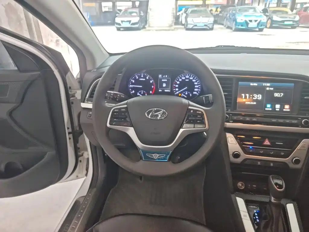 Hyundai Elantra — миниатюра 11