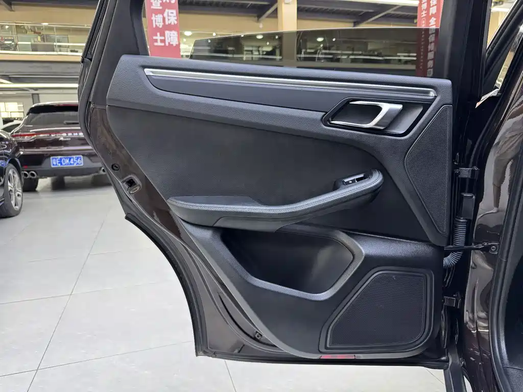 Porsche Macan — миниатюра 5