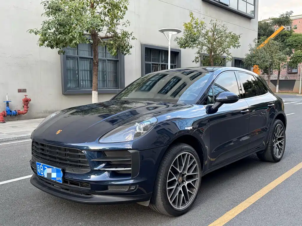 PORSCHE MACAN