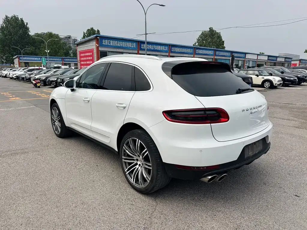 PORSCHE MACAN