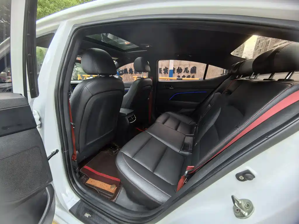 Hyundai Elantra — миниатюра 8