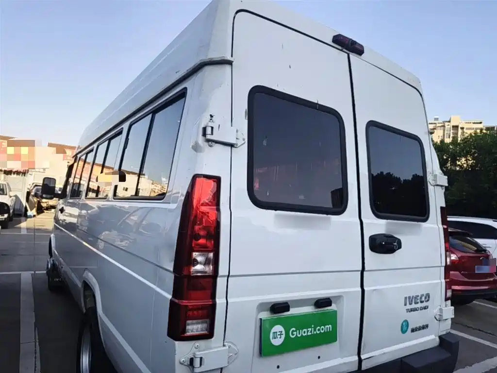 Iveco Daily 2023 2.5T V40 2-3 мест
