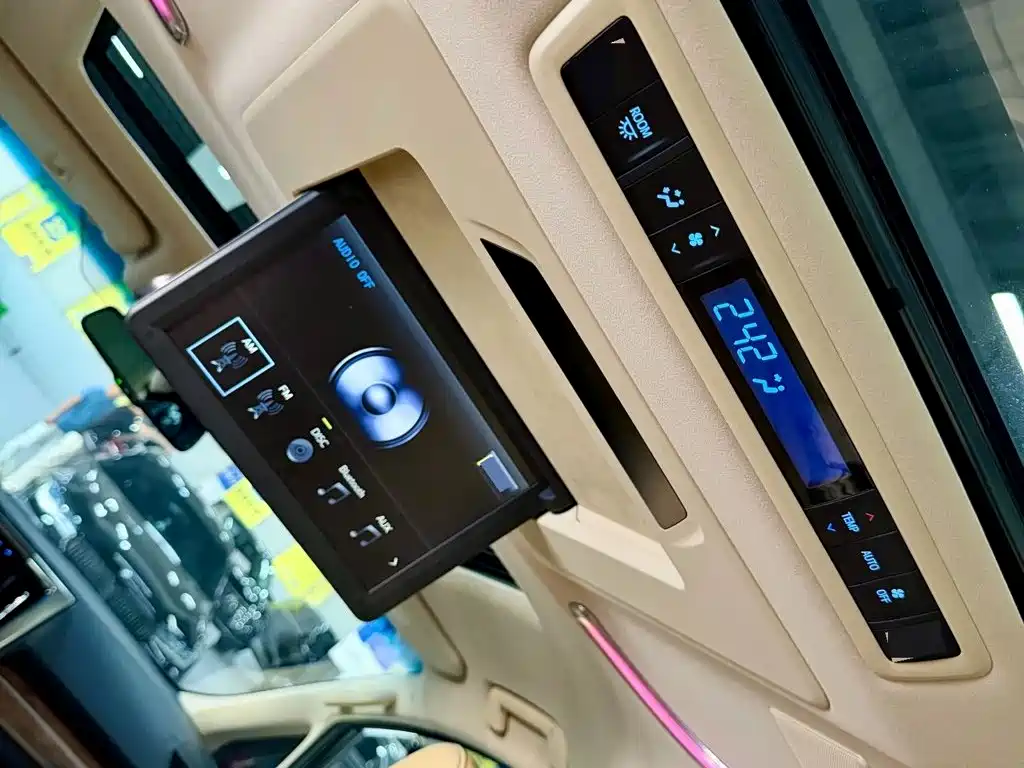 Toyota Alphard — миниатюра 11