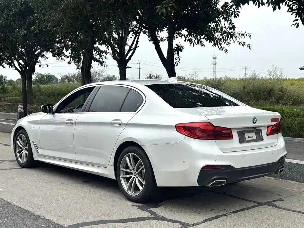 BMW 5 Series — миниатюра 9