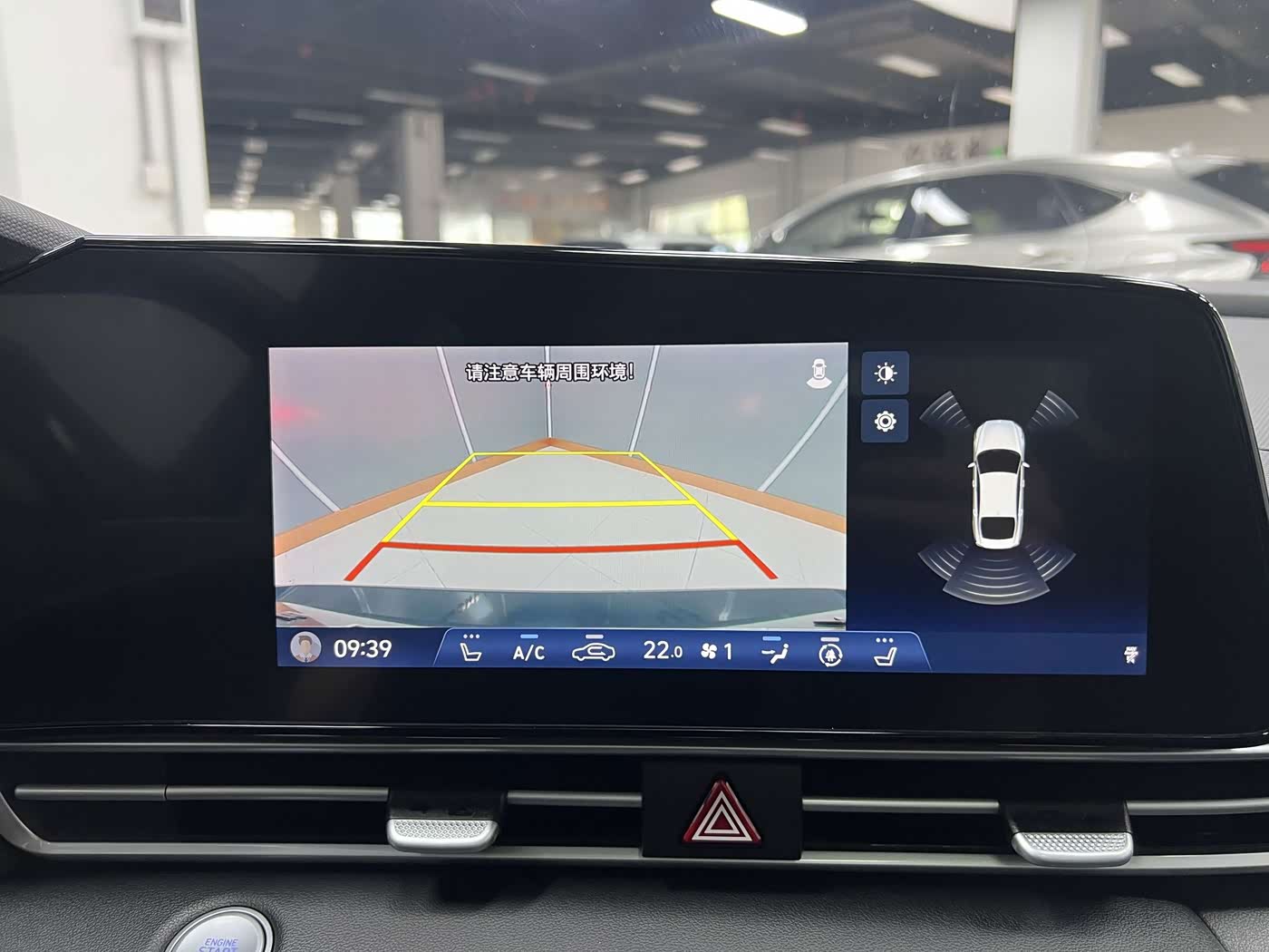 Hyundai Elantra 1.5 л 2022 г. Серебристо-серый, пробег 20000 км