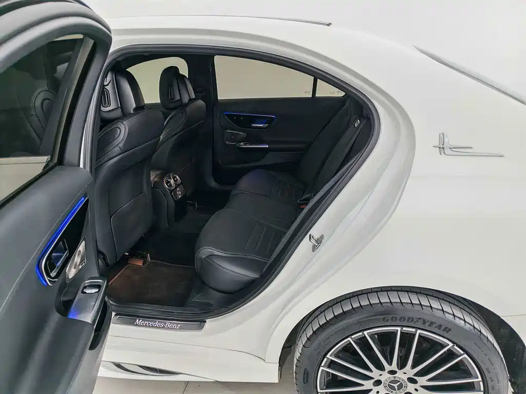 Mercedes-Benz C-Class — миниатюра 6
