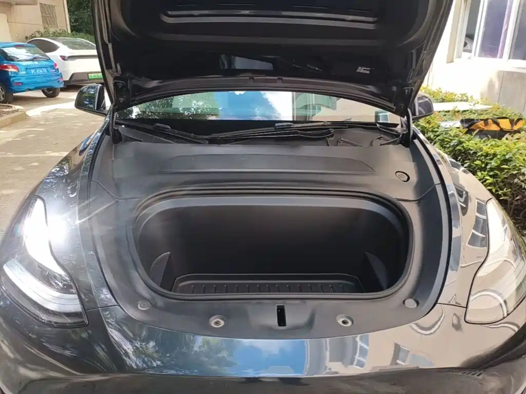 Tesla Model Y — миниатюра 20