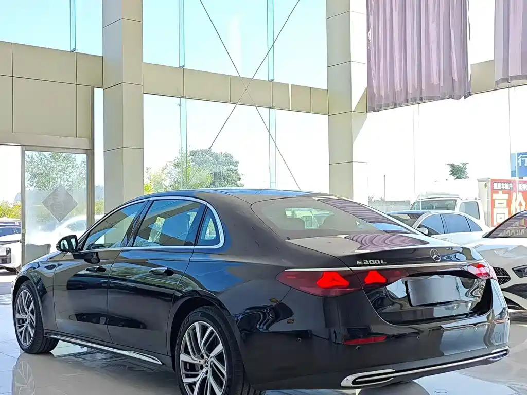 Mercedes-Benz E-Class — миниатюра 9