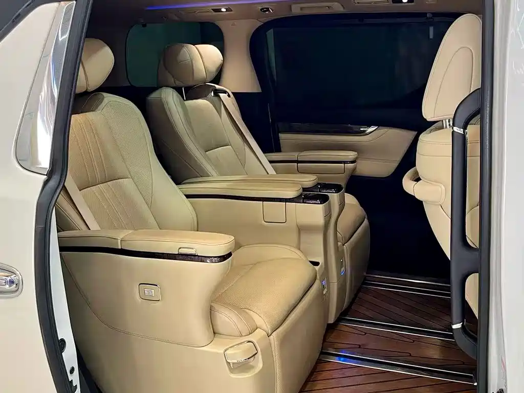 Toyota Alphard — миниатюра 11