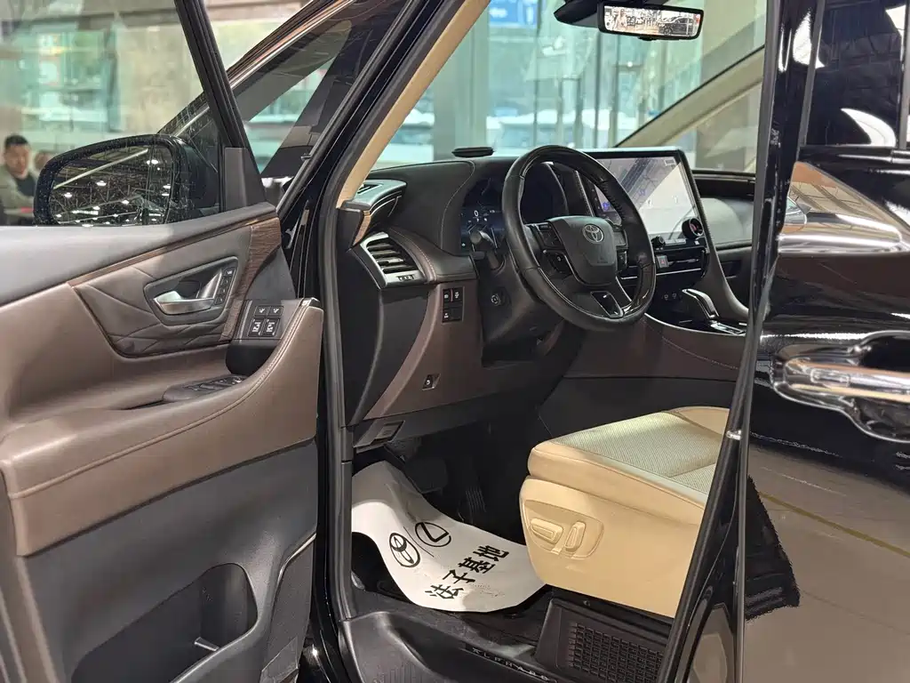 Toyota Alphard — миниатюра 9