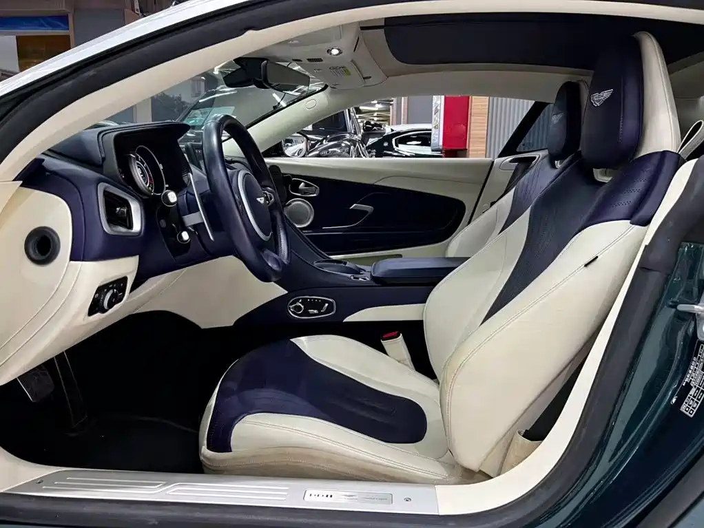 Aston Martin DB11 — миниатюра 9