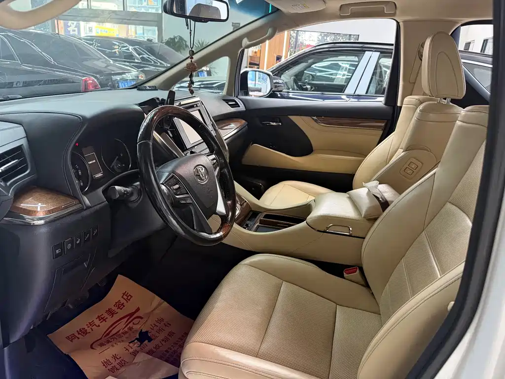 Toyota Alphard — миниатюра 4