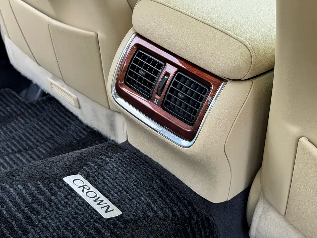 Toyota Crown — миниатюра 10