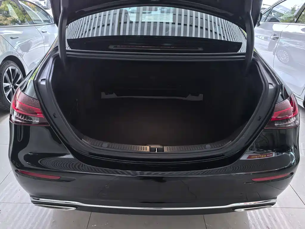 Mercedes-Benz E-Class — миниатюра 12