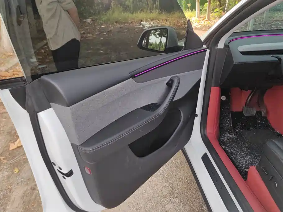 Tesla Model Y — миниатюра 7