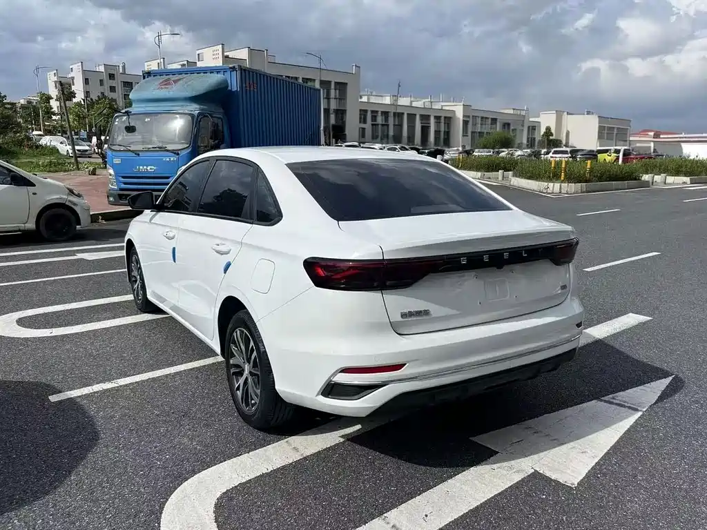 Geely Emgrand — миниатюра 9