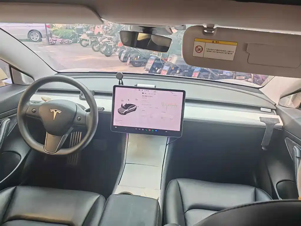 Tesla Model 3 — миниатюра 4