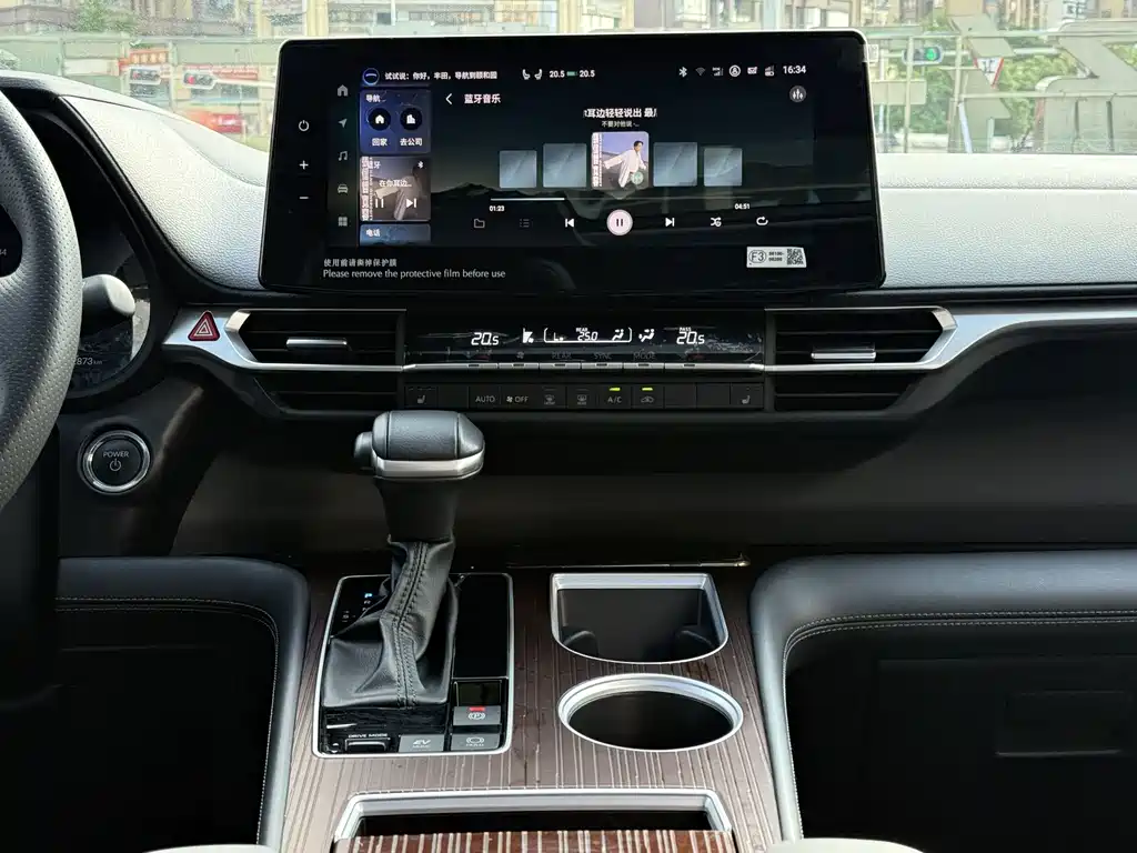 Toyota Granvia — миниатюра 15