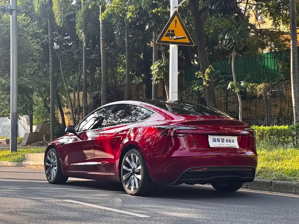 Tesla Model 3 — миниатюра 3