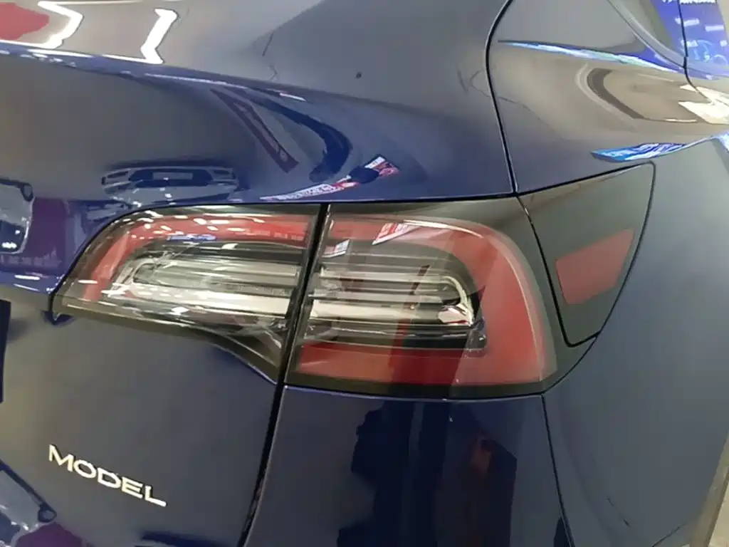Tesla Model Y — миниатюра 8