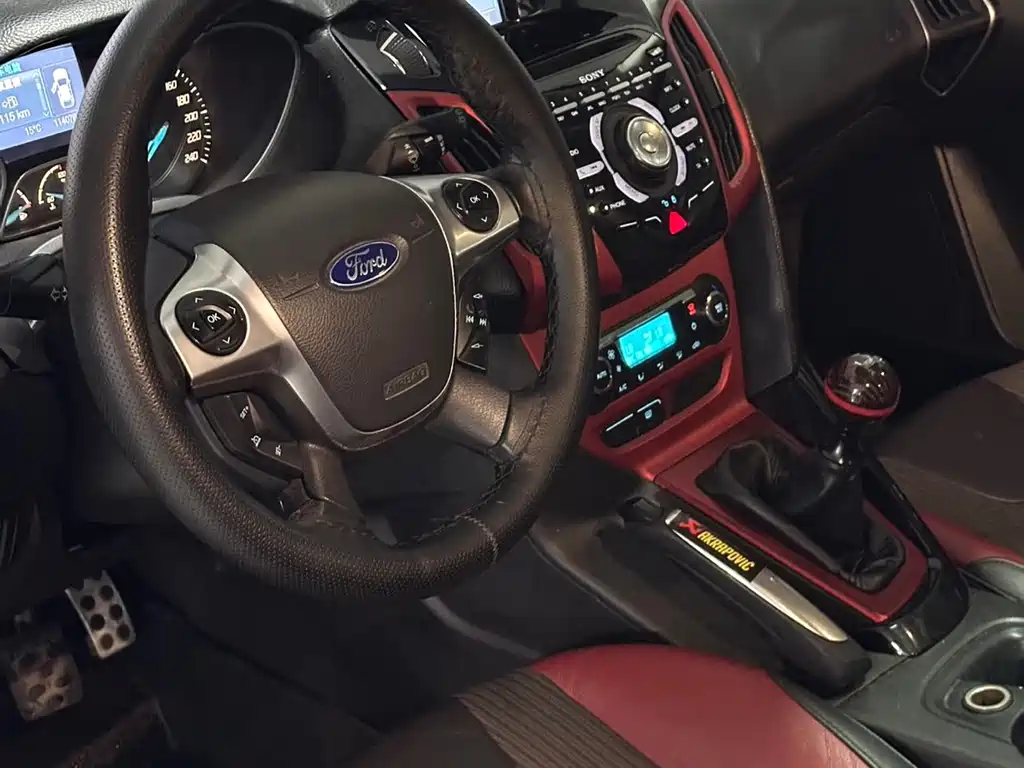 Ford Focus 2012 2.0L MT Luxury Sport