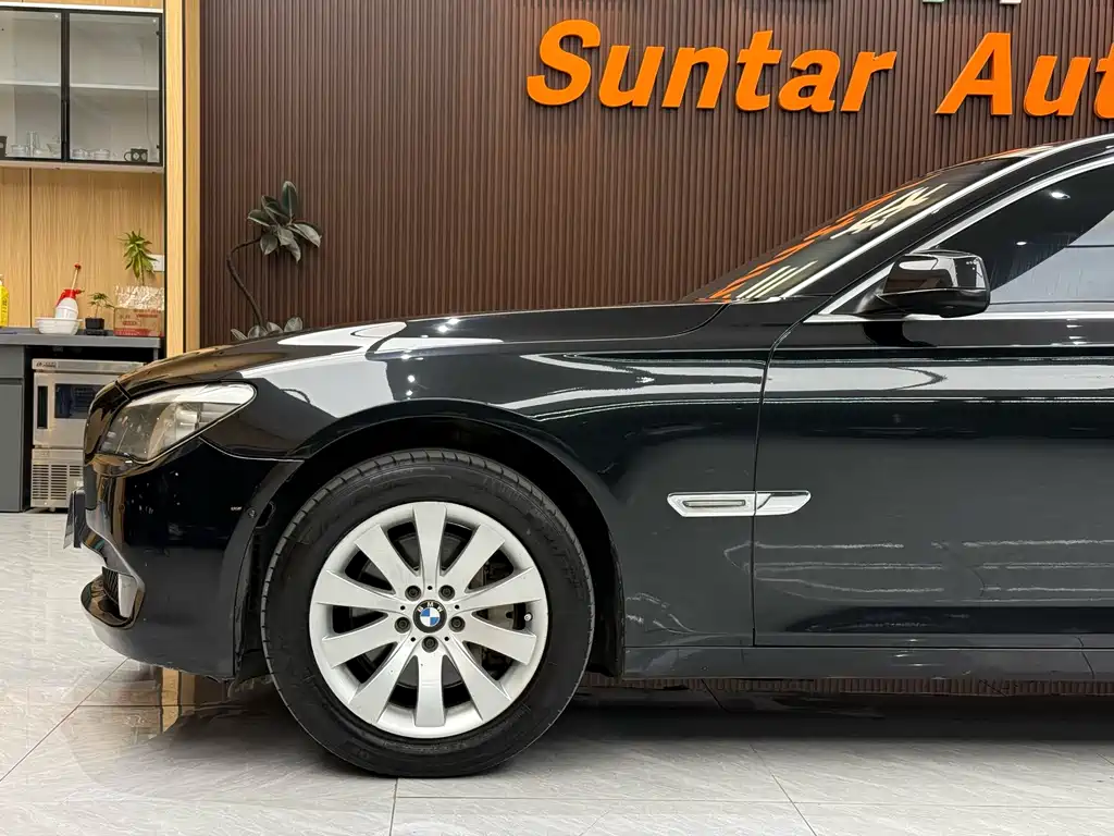BMW 7 Series — миниатюра 11