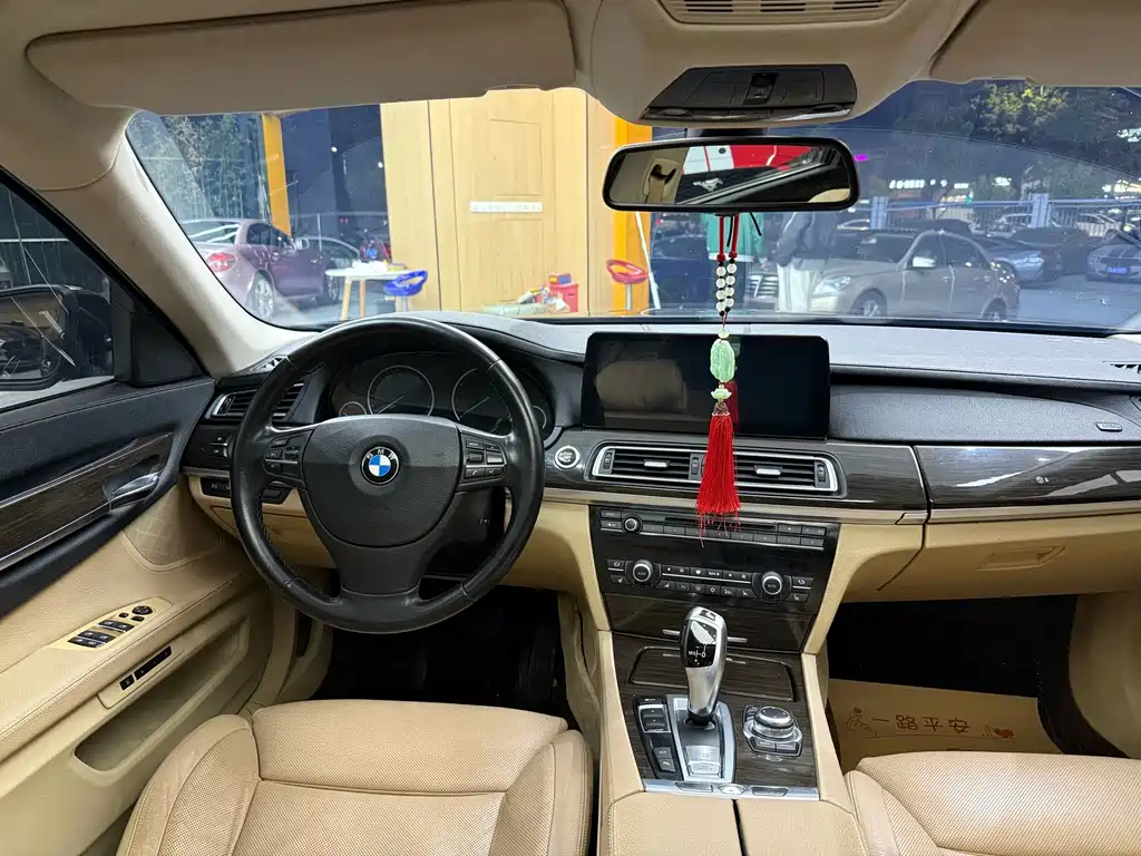 BMW 7 Series — миниатюра 22