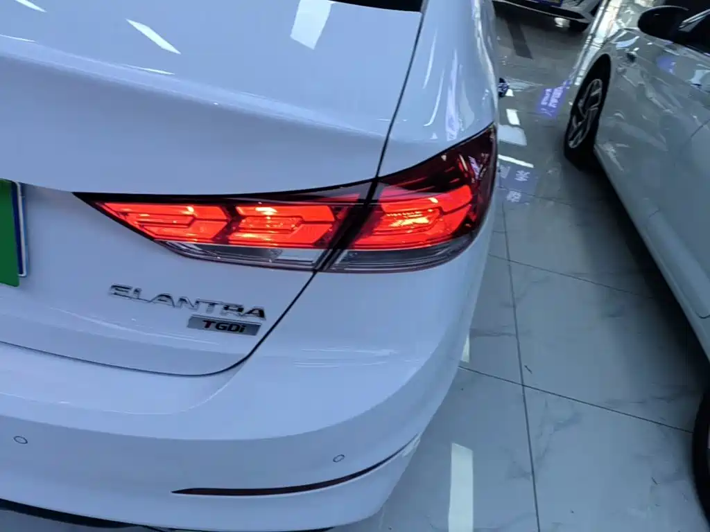 Hyundai Elantra — миниатюра 8