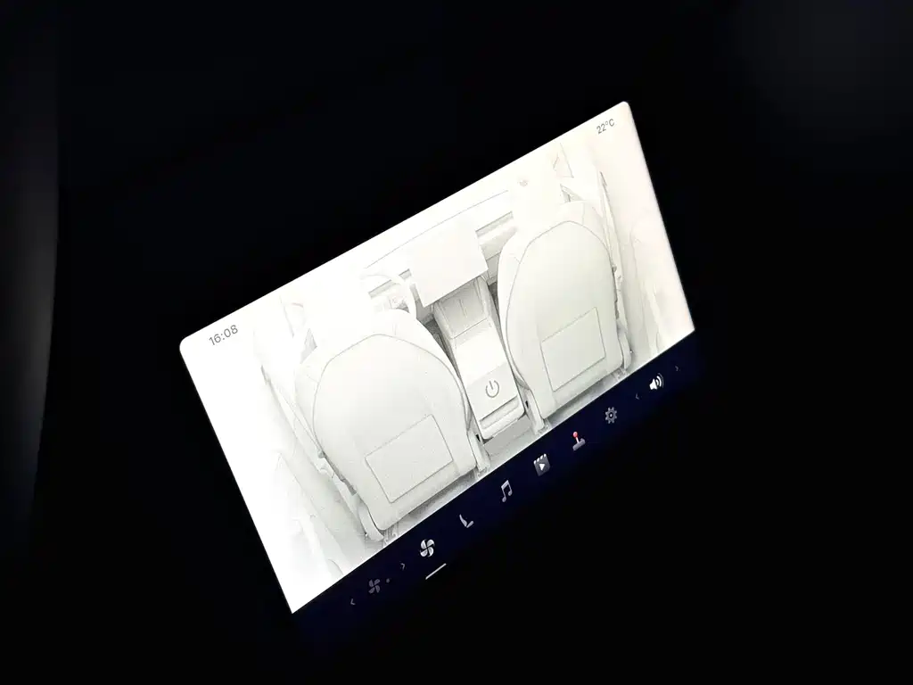 Tesla Model Y — миниатюра 7