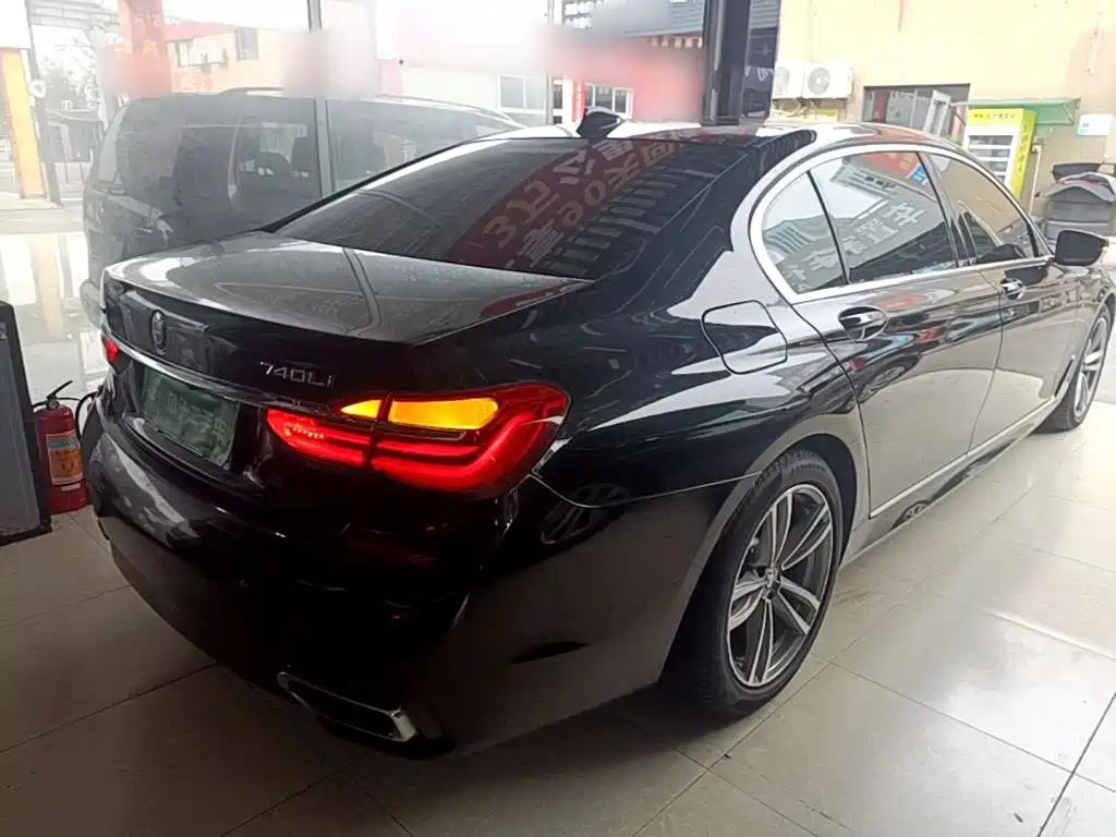 BMW 7 Series — миниатюра 7